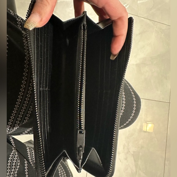 Authentic YSL zip wallet - Picture 6 of 16